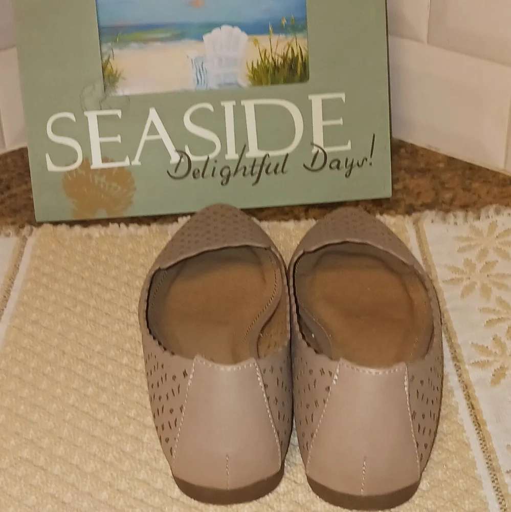 Union Bay Women's Blush Colored Slip on Flats Size 8M - Picture 8 of 11